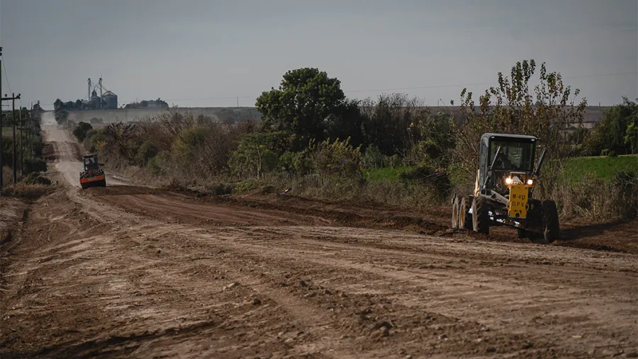 La provincia informó que invierte más de 24.000 millones de pesos en mejora de caminos y maquinaria vial | Análisis - imagen de origen