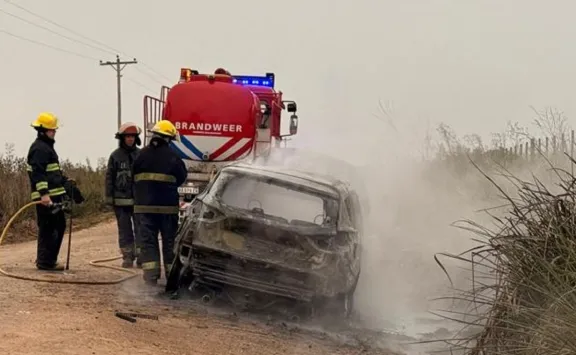 Un auto fue consumido por el fuego en Costa Uruguay Sur - imagen de origen