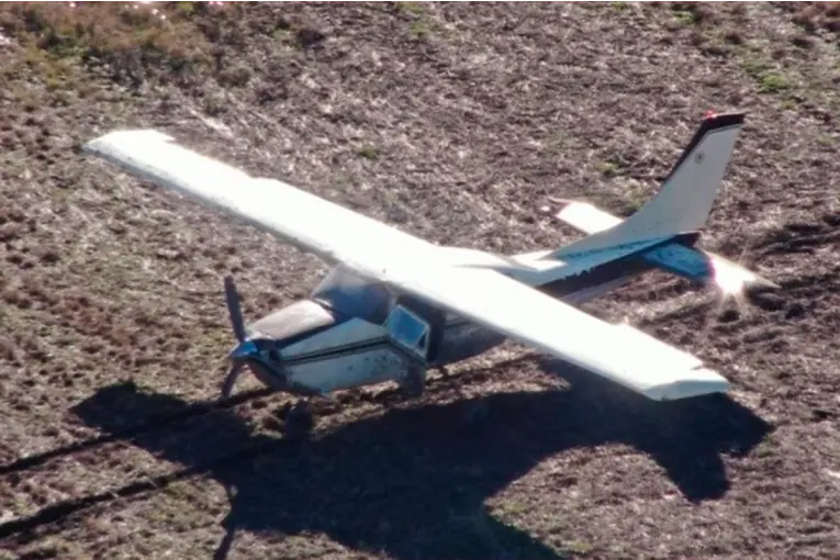 Investigan el hallazgo de una avioneta abandonada en una zona rural de Santa Fe - imagen de origen