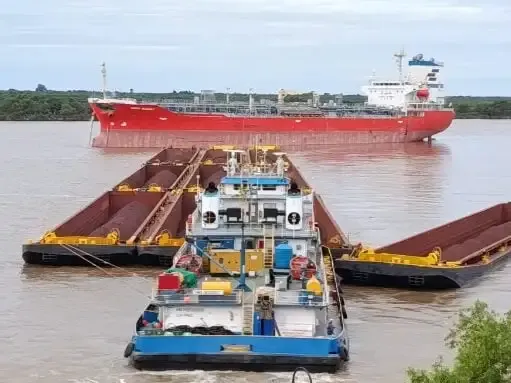 Chocaron dos embarcaciones en el río Paraná y una barcaza terminó partida en dos - imagen de origen