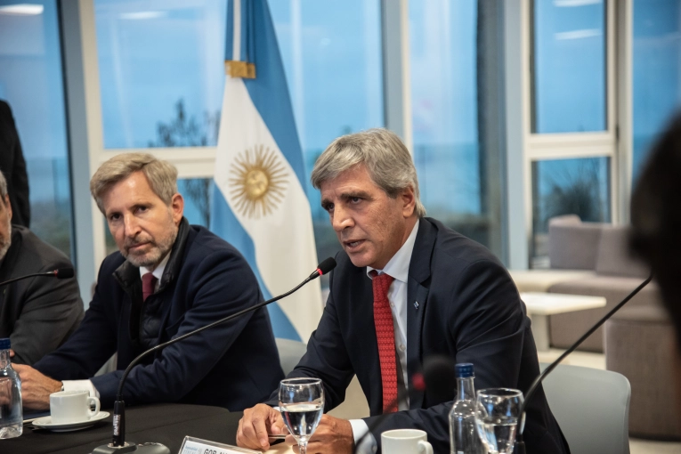 Frigerio recibió al ministro Caputo y anunció avances hacia un nuevo pacto fiscal - imagen de origen