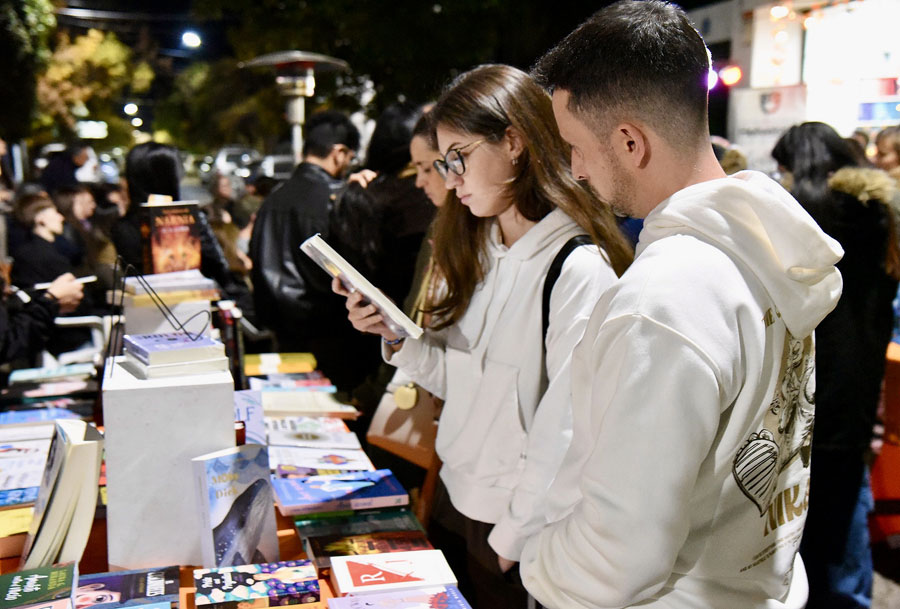 Concepción se encontró alrededor de los libros - imagen de origen