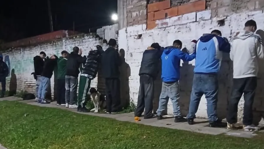 Identificaron a un grupo de jóvenes y secuestraron un arma en Paraná | Análisis - imagen de origen