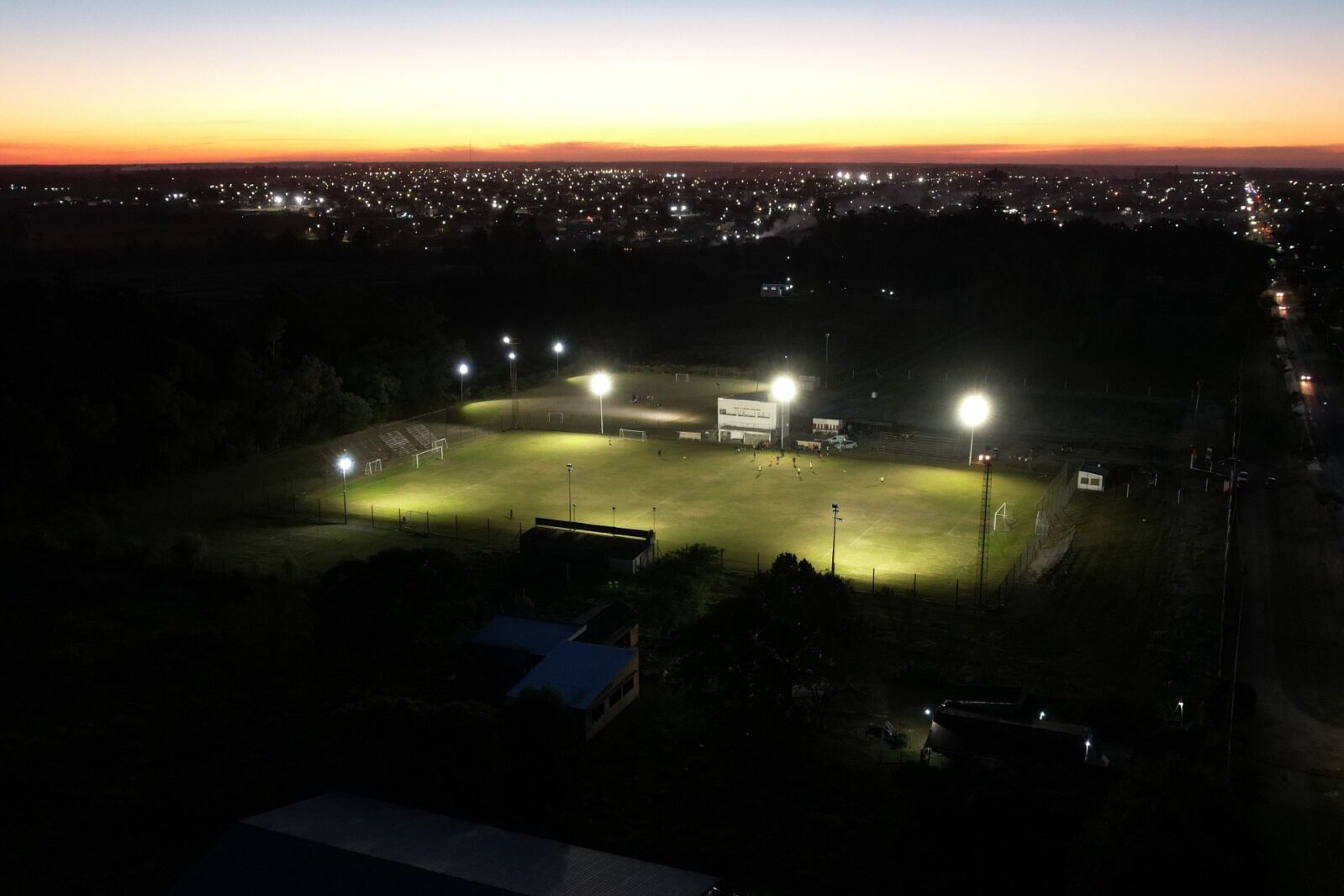 Enersa instaló luces LED en un club de Chajarí - Informe Digital - imagen de origen