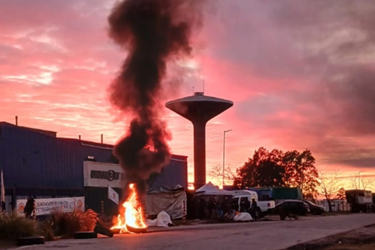 Despidos en Uniónbat: Sigue el conflicto en el ingreso a la planta en el Parque Industrial - imagen de origen
