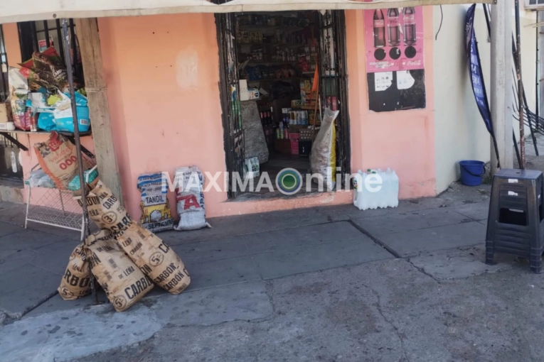 Robaron en un autoservicio de barrio tras doblar las rejas - imagen de origen