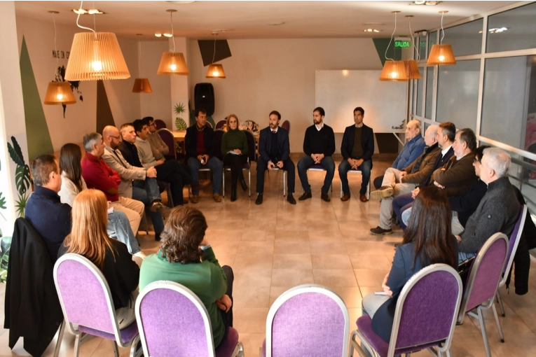 El sector público y privado buscan acordar medidas para reducir la burocracia y aliviar la carga tributaria - imagen de origen