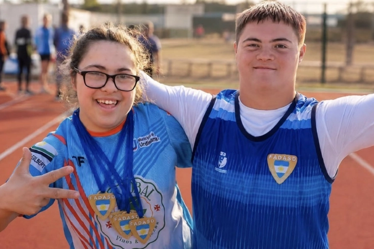 Orgullo entrerriano: medalla de plata y brillo para dos jóvenes en el Mundial de Atletismo de Bulgaria - imagen de origen