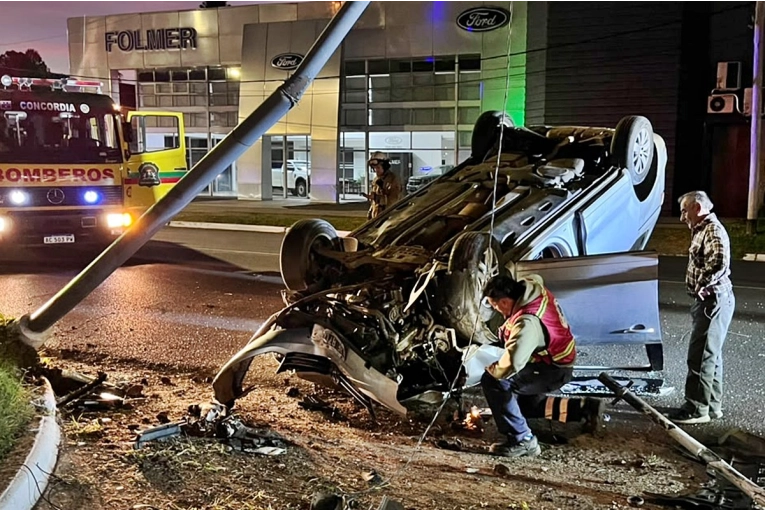 Un vehículo volcó en avenida Eva Perón tras chocar contra una columna de alumbrado público - imagen de origen