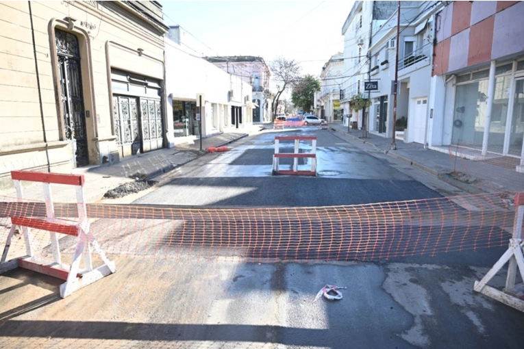 Reparan baches y repavimentan varias calles de la ciudad: hay cortes y desvíos de tránsito - imagen de origen