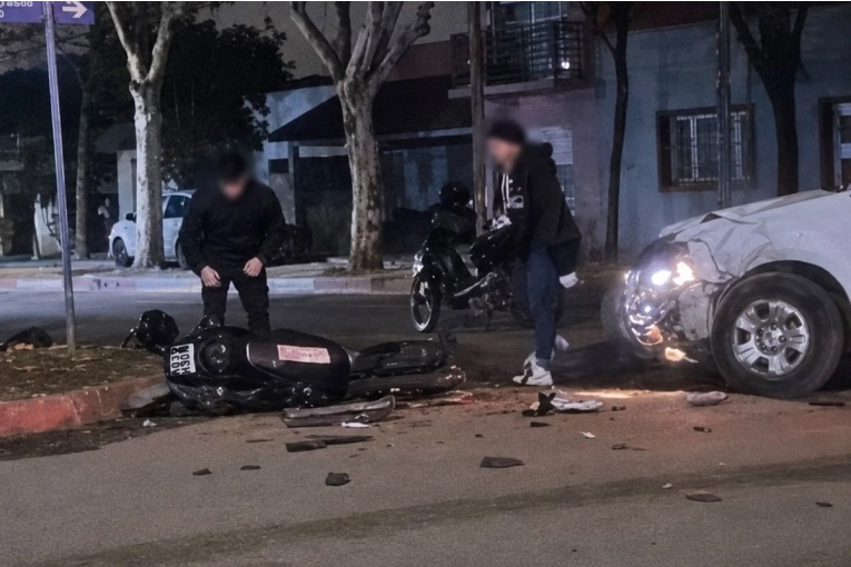 Una motociclista pelea por su vida tras un grave accidente en la madrugada en Colón - imagen de origen