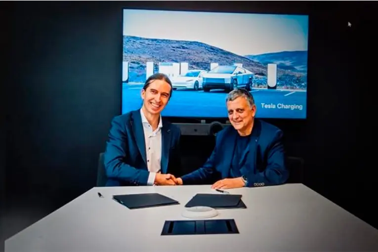 Tras un acuerdo con YPF, Tesla desembarca en Argentina: desplegarán cargadores eléctricos en el país - imagen de origen