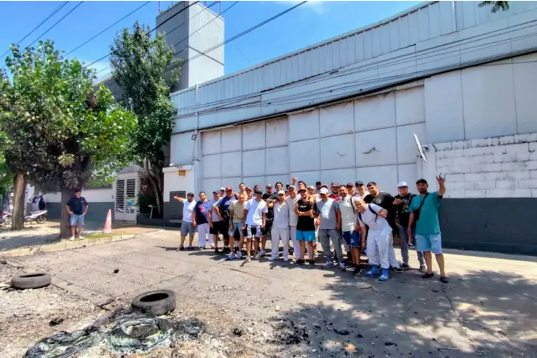 Trabajadores que viven en frigorífico: lo reabrieron y sueñan con una cooperativa tras siete meses sin cobrar - imagen de origen