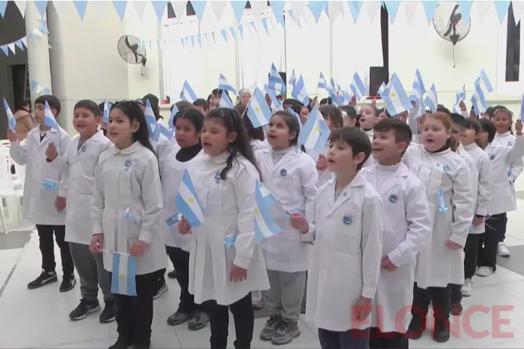 Con emoción, alumnos de escuela 25 de Mayo se preparan para la promesa de lealtad a la bandera - imagen de origen