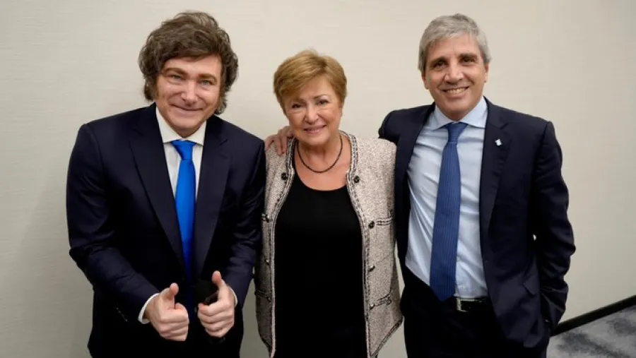 El FMI aprobó la segunda revisión del acuerdo con Argentina y le gira u$s1.000 millones | Análisis - imagen de origen