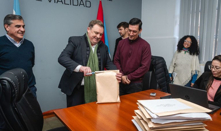 Se abrieron los sobres de las licitaciones para adquirir maquinaria vial por más de 12.000 millones de pesos - imagen de origen