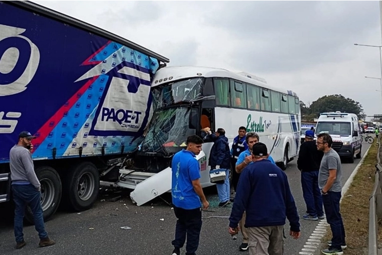 Un micro que regresaba a Concordia chocó de atrás contra un camión en la Panamericana - imagen de origen
