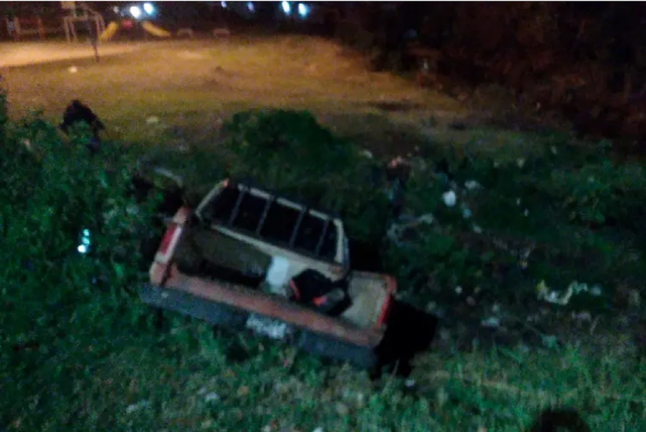 Camioneta cayó a un arroyo desde un puente - imagen de origen