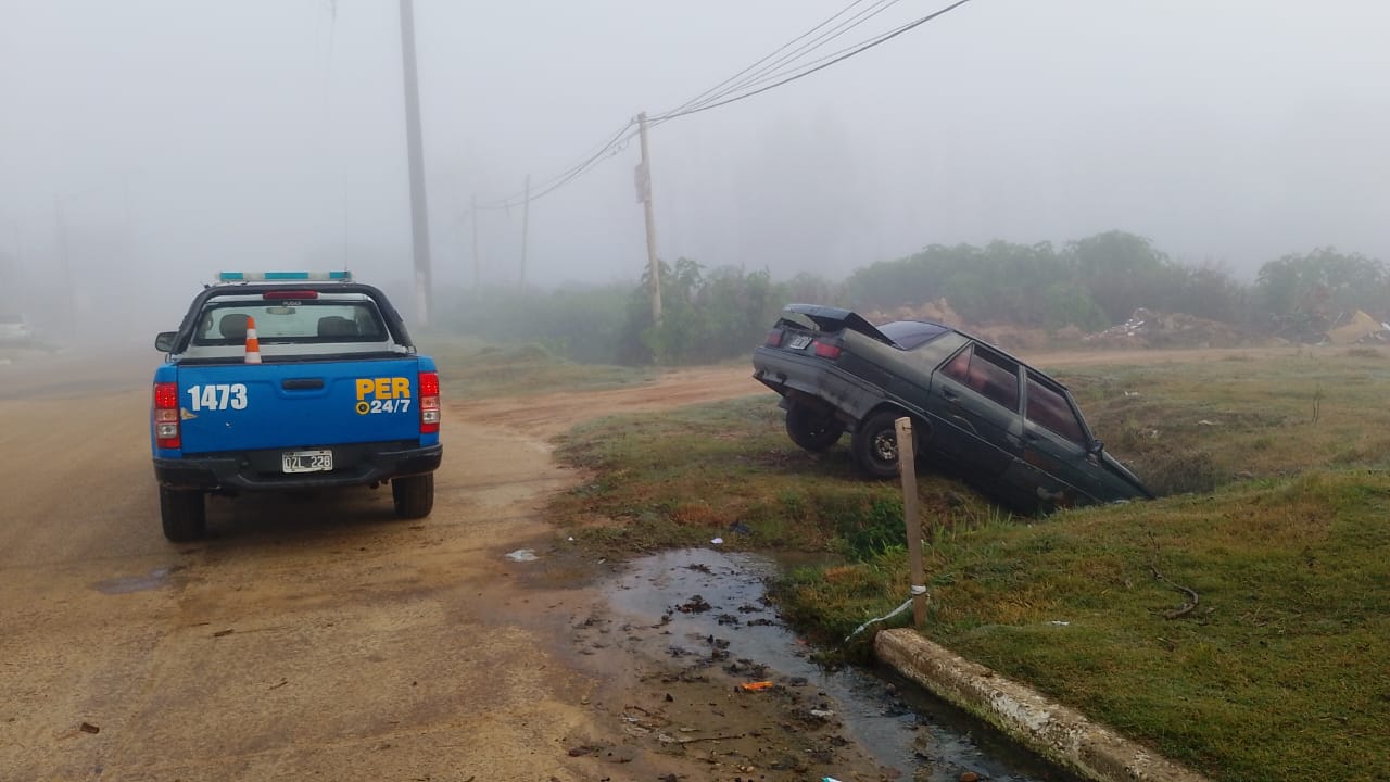 En medio de la niebla, una mujer cayó con su automóvil en una profunda zanja en Concordia - 7PAGINAS - imagen de origen