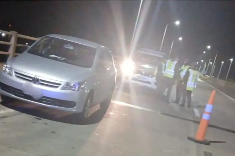 Hallaron un auto abandonado en Ruta 168 y buscan a su propietario que sería de Paraná - imagen de origen