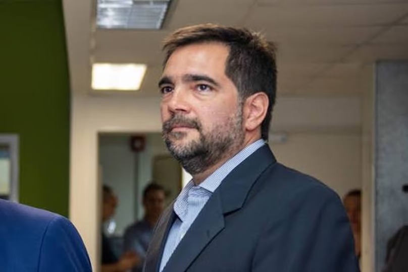 Hallan más de US$2.500.000 y drogas en un allanamiento a ex funcionario de Alberto Fernández y Milei - Plaza Web - imagen de origen