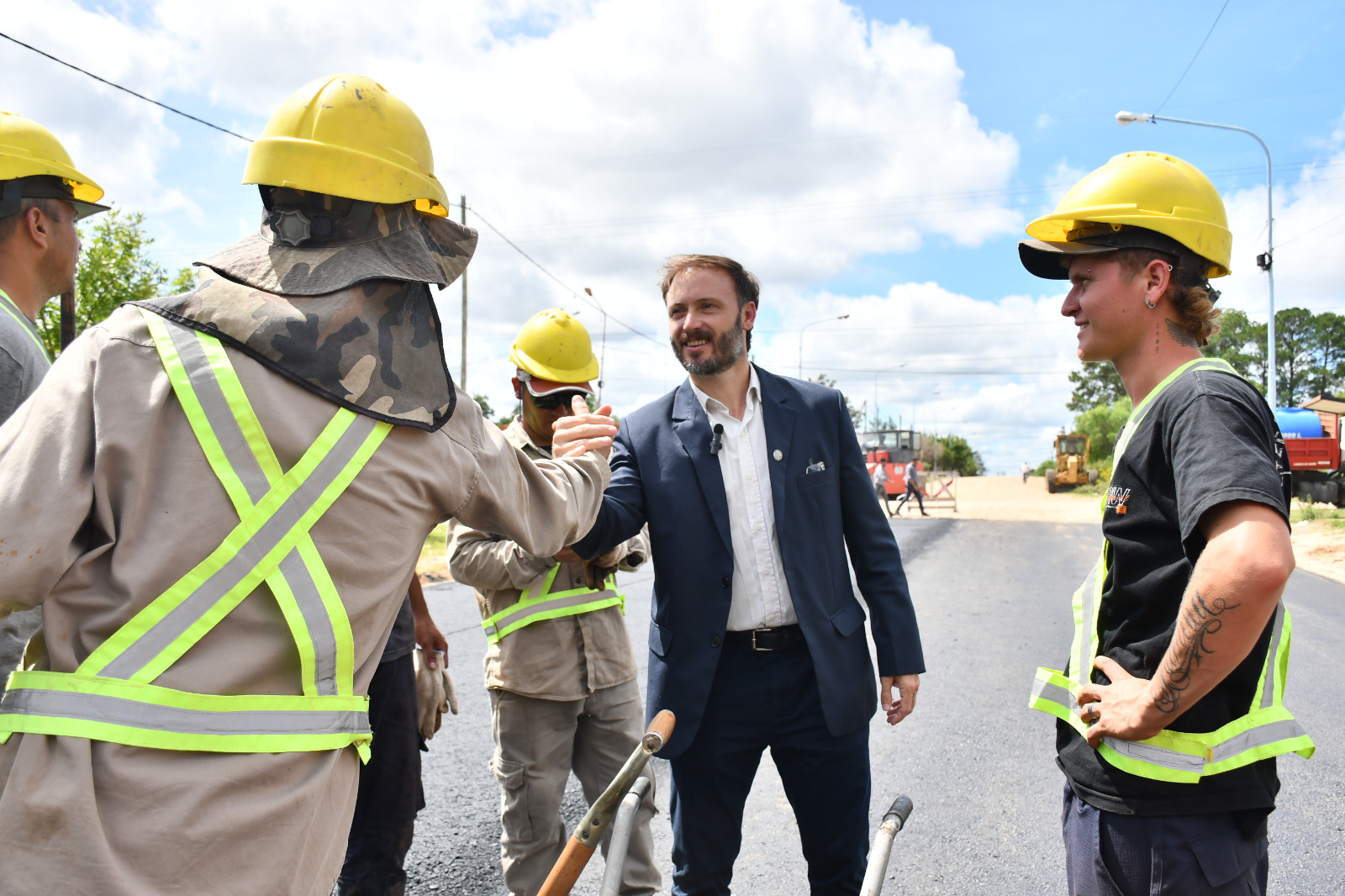 Azcué confirmó la fábrica de adoquines y la planta de asfalto para avanzar con un fuerte plan vial en Concordia y opino por la recolección de residuos - 7PAGINAS - imagen de origen
