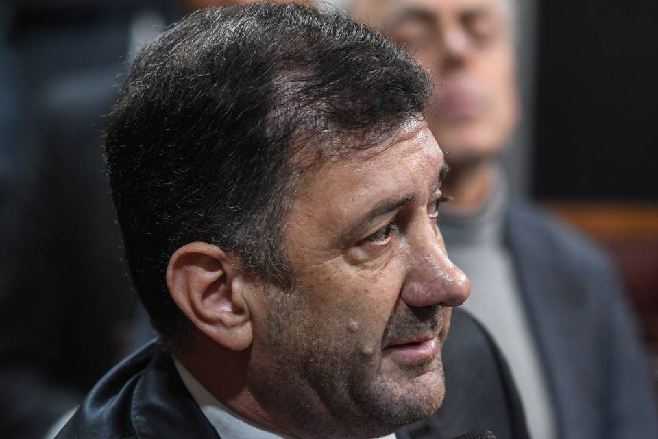 Ley Bases: Kueider firmó el dictamen de mayoría y hubo críticas - Informe Digital - imagen de origen