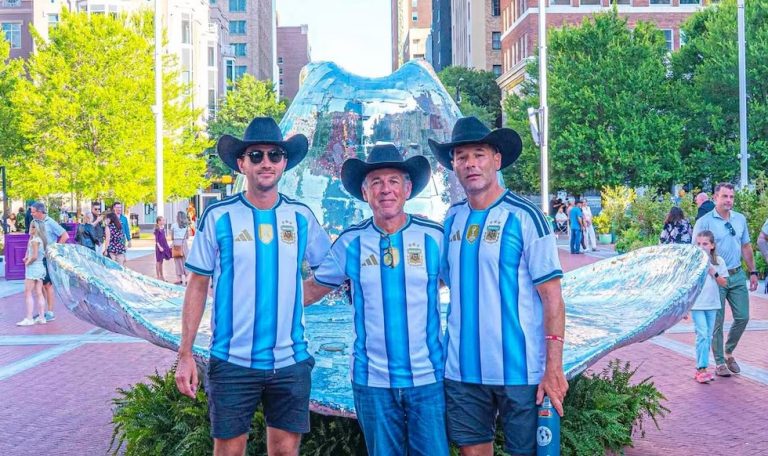 El gesto de Scaloni con los entrerrianos que recorrieron 17 mil kilómetros en bicicleta para estar en el Mundial 2026 - imagen de origen