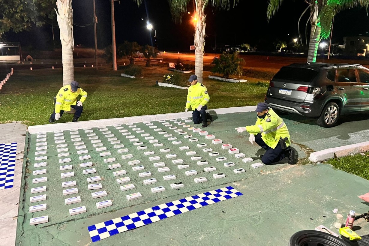 Llevaban 142 celulares ocultos en el auto y fueron descubiertos durante un operativo - Noticias - Elentrerios.com - imagen de origen