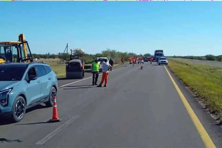 Un camión atropelló a un obrero entrerriano que hacía tareas de bacheo en la ruta 14 - imagen de origen