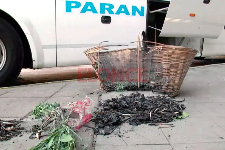 Susto antes de viajar: colectivo interurbano registró principio de incendio en la Terminal de Paraná - imagen de origen