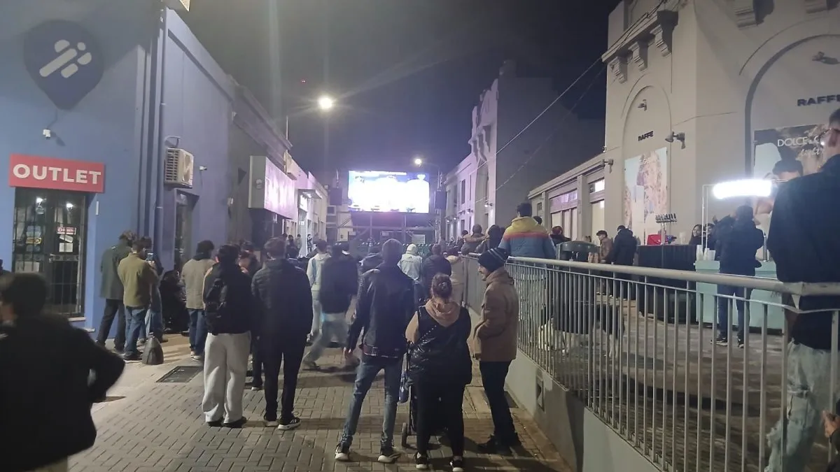 La pasión mundialista también se vive en Paraná: gran convocatoria en “La Esquina de la Selección” - imagen de origen