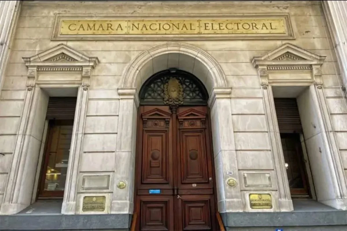 La Cámara Electoral declaró inconstitucional el DNU que modificaba el trámite para obtener la ciudadanía - imagen de origen