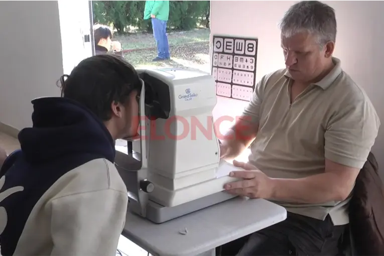 "Ver para ser libres": Más de 500 chicos recibirán anteojos gratuitos en Paraná - imagen de origen