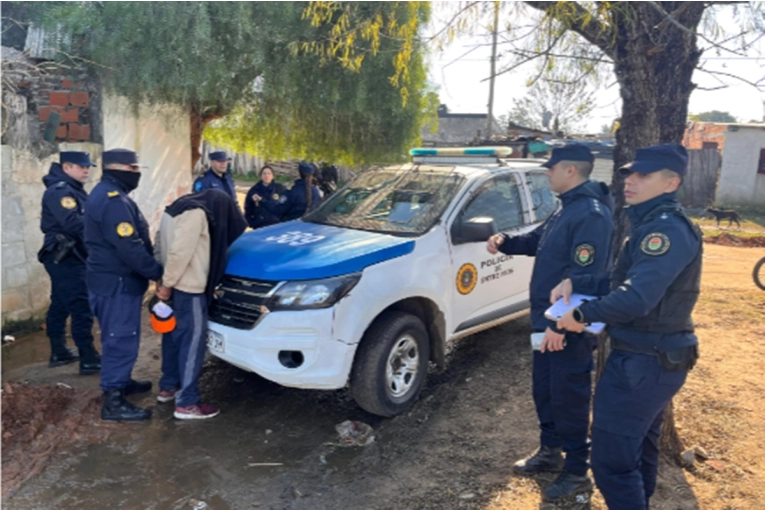 Detuvieron a un hombre que intentó escapar por un descampado y llevaba un arma de fuego - imagen de origen