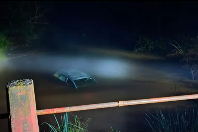 Un auto despistó, cayó a un arroyo y sus ocupantes fueron rescatados por un familiar - imagen de origen