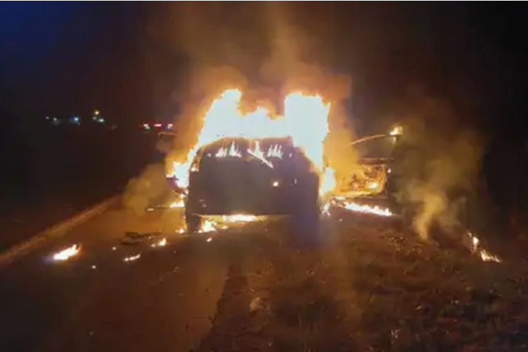 Un automóvil que circulaba por autovía 14 terminó incendiándose en plena madrugada - imagen de origen