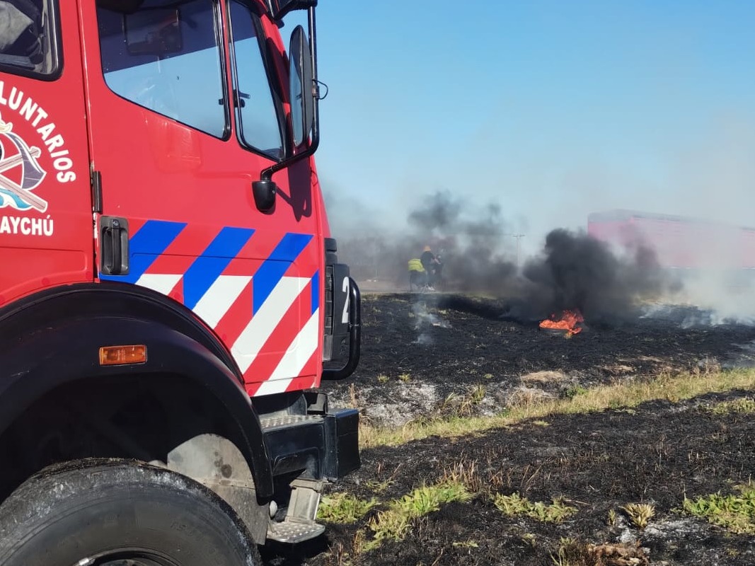 Los bomberos de Gualeguaychú debieron sofocar un incendio en la Ruta 14 - imagen de origen