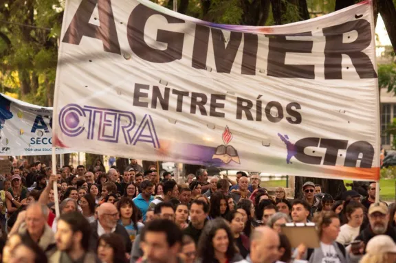 Agmer convocó a un paro y advirtió que "el Gobierno no entiende la gravedad de la situación social y económica" - imagen de origen