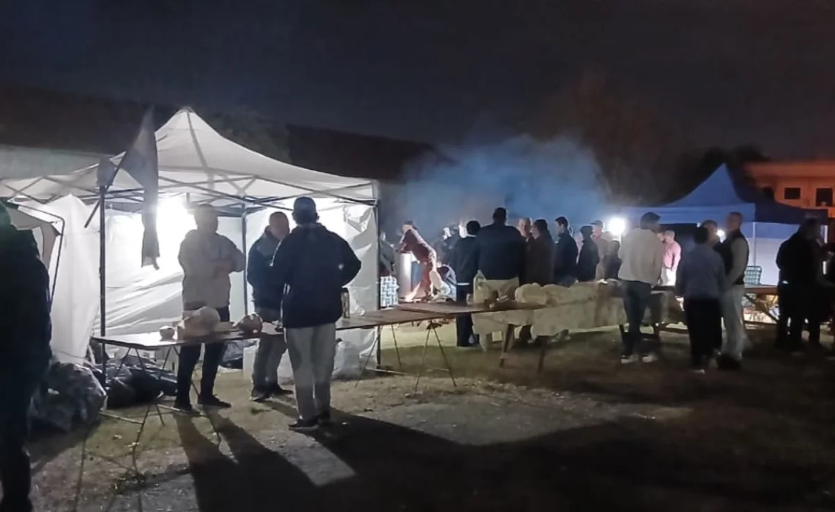 Se realizó una olla popular en apoyo a trabajadores y familias vinculadas a Granja Tres Arroyos - imagen de origen