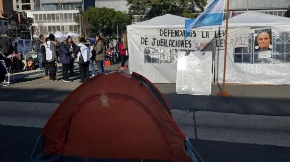 Agmer retomó el acampe frente a la Casa de Gobierno y advirtió que la reforma previsional generará un gran daño - imagen de origen