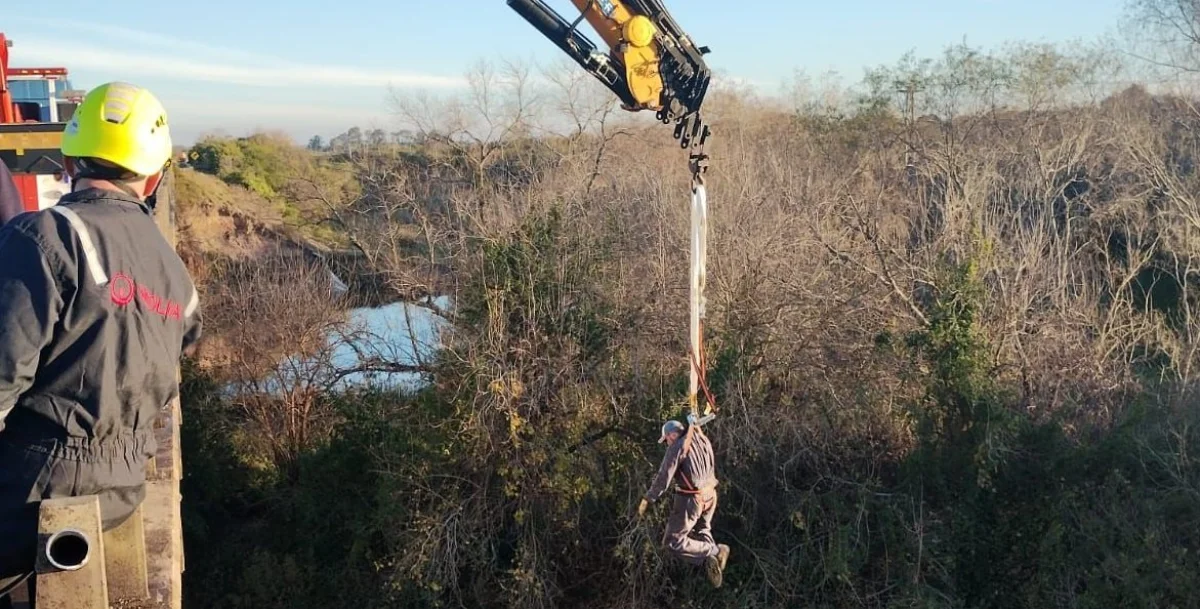 Camión chocó una máquina vial y ambos cayeron desde un puente sobre la Ruta 14 - imagen de origen