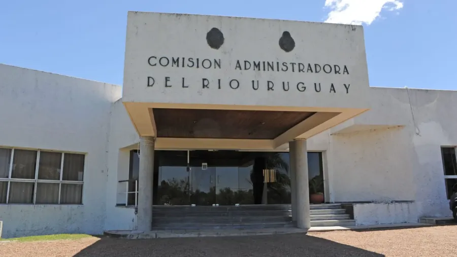 Empresas cuestionan una licitación de la CARU y reclaman una nueva visita de obra en Paysandú | Análisis - imagen de origen