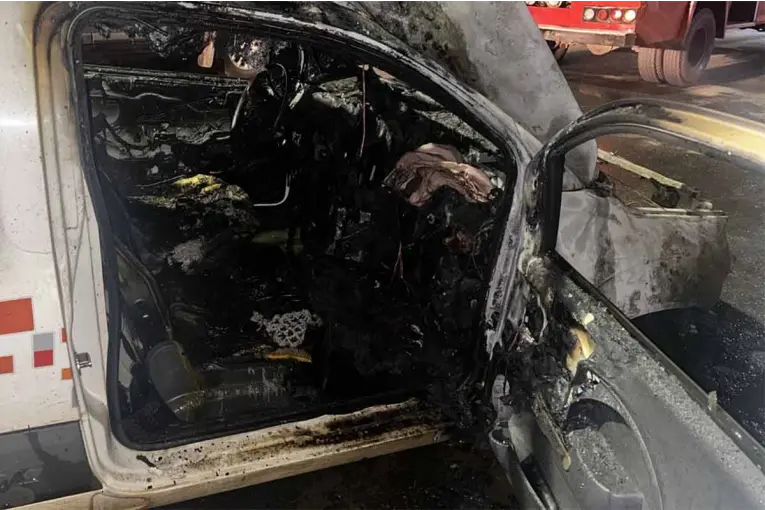 Se incendió un utilitario en Concordia y quedó destruido - Informe Digital - imagen de origen