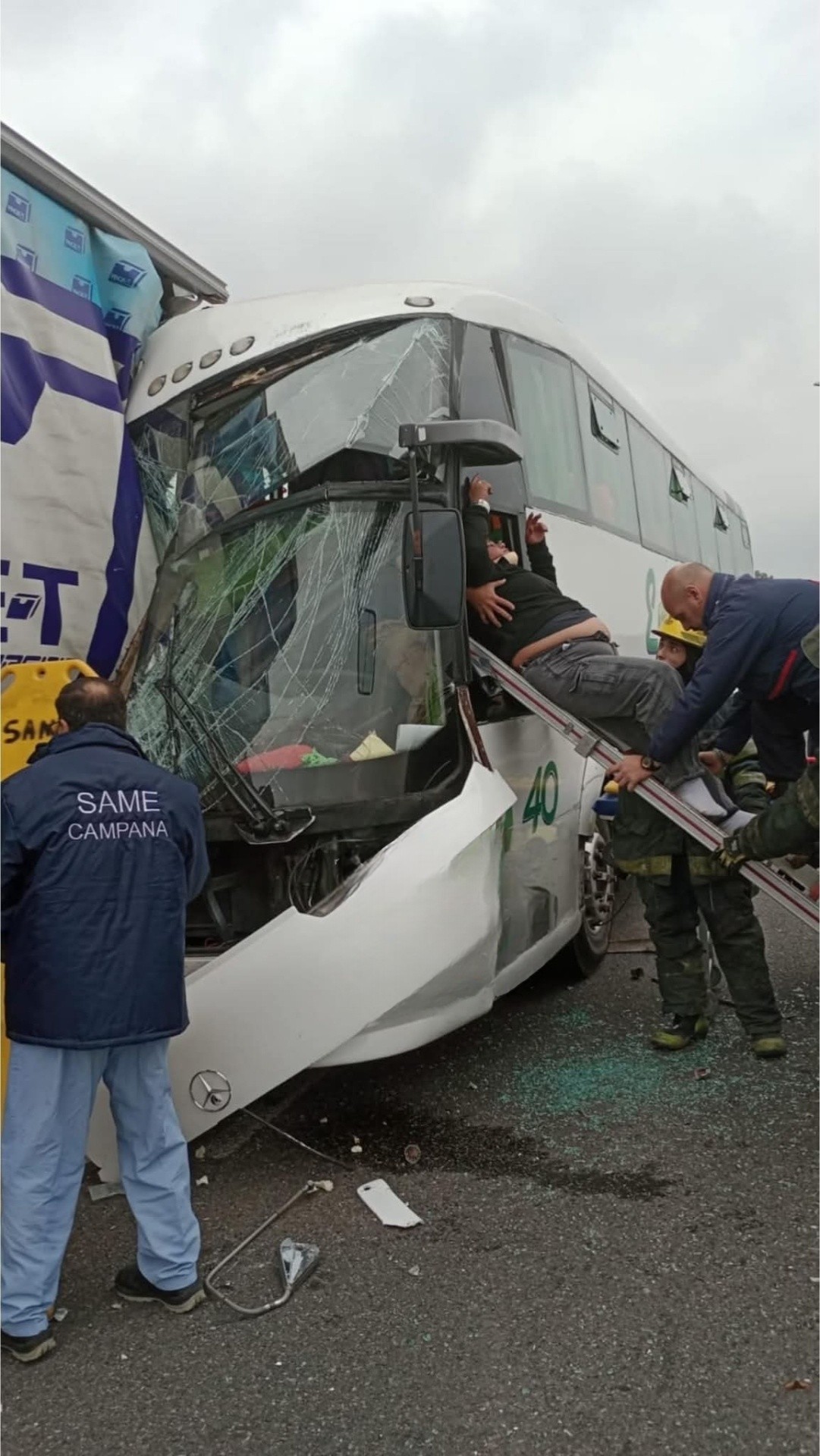 Micro de Concordia sufrió un grave accidente en la Panamericana - 7PAGINAS - imagen de origen
