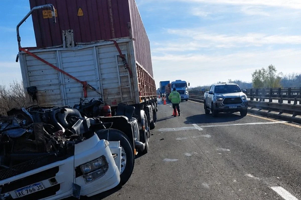 El choque de un camión provoca el corte total de la Ruta 14 a la altura del río Gualeguaychú mano a Buenos Aires - imagen de origen