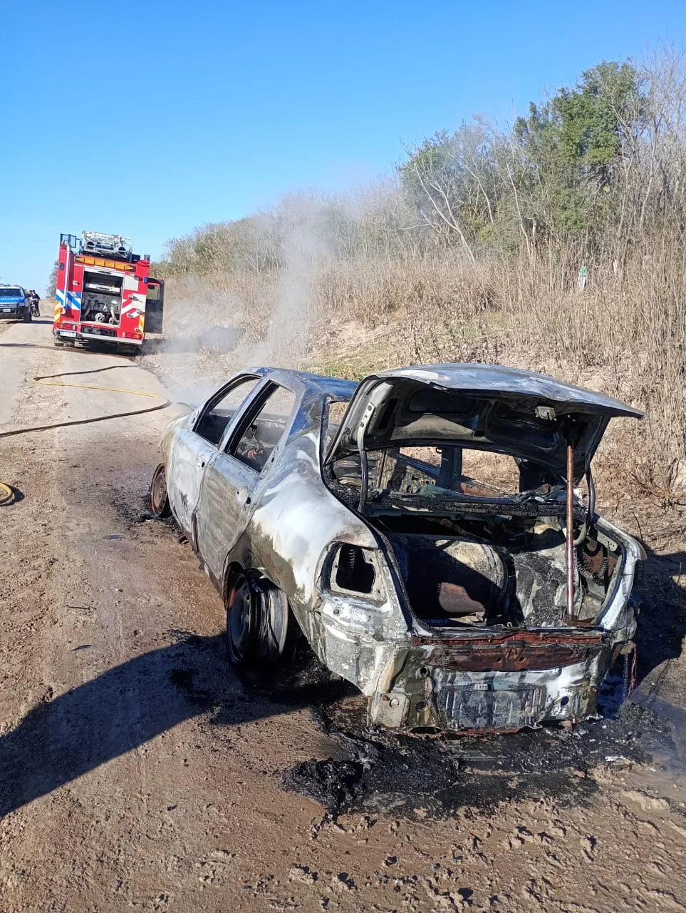 Un auto se prendió fuego en la calle Sobral y tuvieron que intervenir los bomberos - imagen de origen