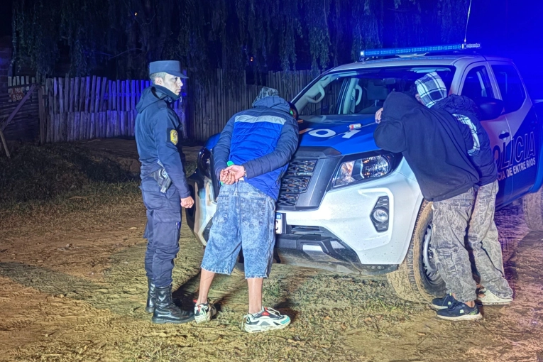 Interceptaron a tres menores que llevaban una tumbera y armas blancas - imagen de origen