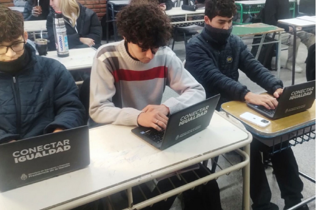 Estudiantes de una escuela técnica refaccionan computadoras para escuelas primarias - imagen de origen