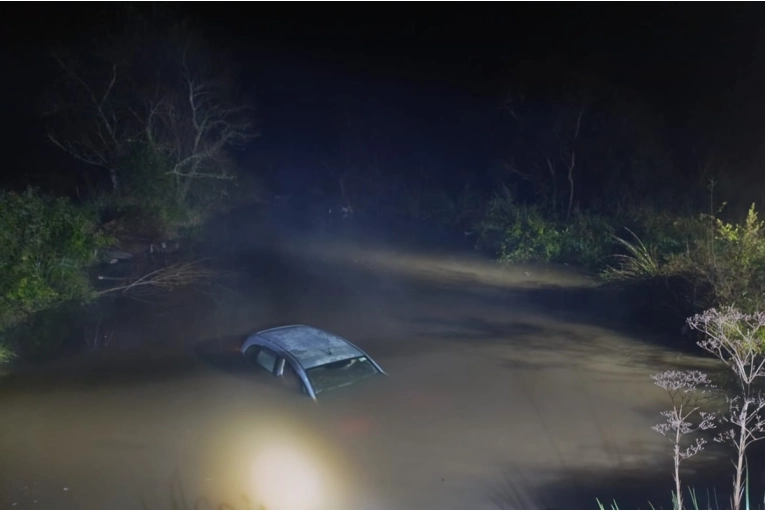 Dos personas fueron rescatadas tras caer con su vehículo a un cauce de agua en la región - imagen de origen